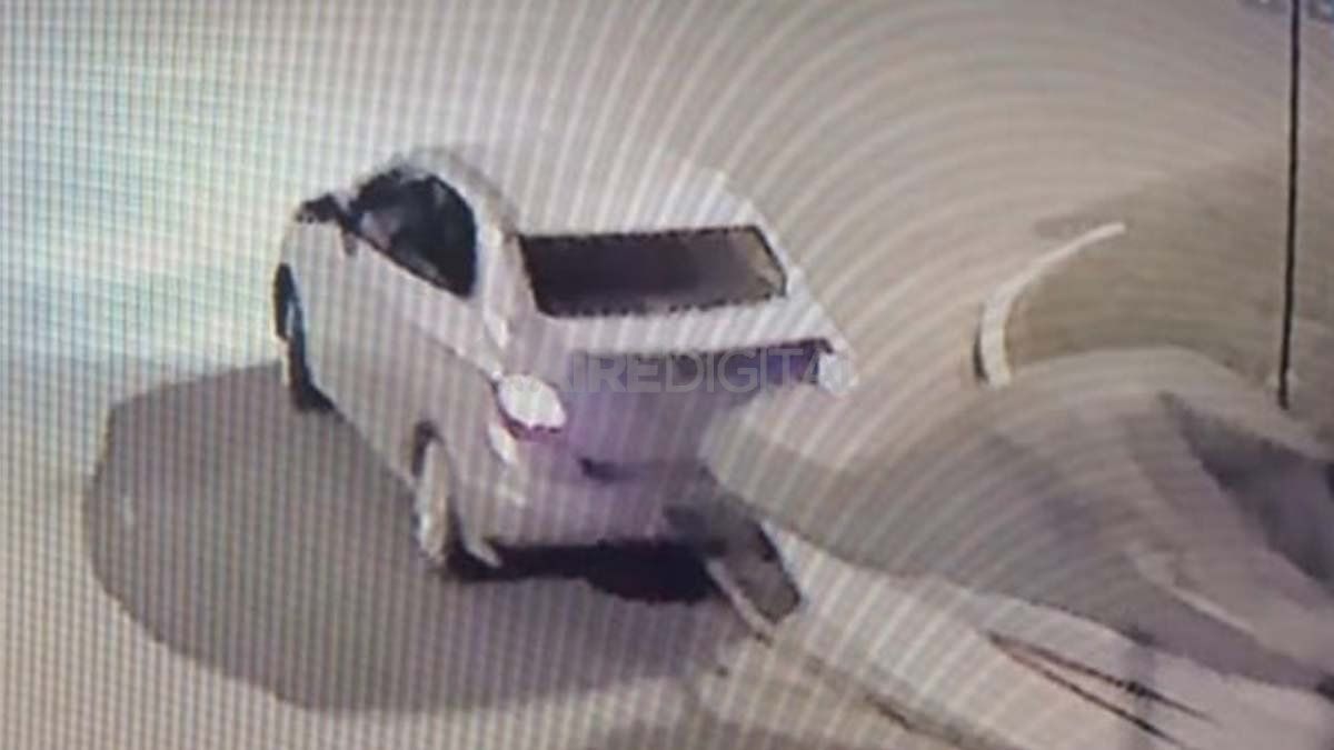 Así el vehículo escapaba de San Jerónimo Norte -luego de cometer el robo- con la lancha enganchada&nbsp;