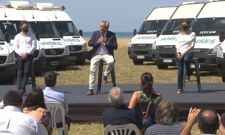 El presidente Alberto Fernández aseguró este domingo que el gobierno volvió a poner una mejor fórmula para los jubilados que en el pasado hizo crecer 20% los ingresos de los adultos mayores. El presidente Alberto Fernández aseguró este domingo que el gobierno volvió a poner una mejor fórmula para los jubilados que en el pasado hizo crecer 20% los ingresos de los adultos mayores.