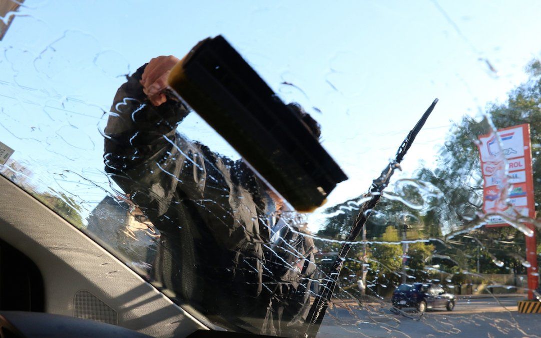 Limpiavidrios le partió el balde en la cabeza a una mujer en Nueva Córdoba