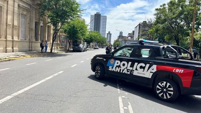 Una camioneta atropelló a una mujer frente a Plaza España de Santa Fe