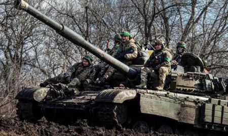 Las armas nucleares tácticas están diseñadas para usarse en el campo de batalla, y tienen un radio de acción de 800 kilómetros o menos. Las armas nucleares tácticas están diseñadas para usarse en el campo de batalla, y tienen un radio de acción de 800 kilómetros o menos.