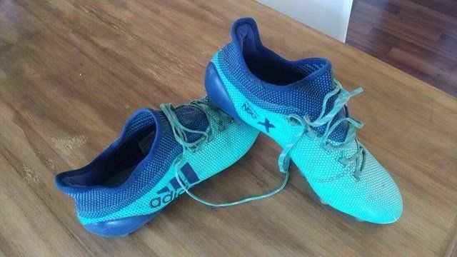 Estos son los botines que Emiliano Sala le envió de regalo a su amigo Mauricio Molteni.