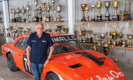 Juan María Traverso es considerado el mejor piloto del automovilismo argentino. Con 16 títulos conseguidos en 35 años de trayectoria, el Flaco es un prócer para los fierreros.
