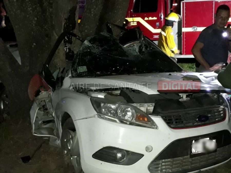 Un joven perdió la vida tras impactar su auto contra un árbol