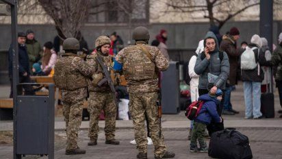 Los servicios ucranianos indicaron que siete personas, entre ellas un niño, murieron el viernes en un bombardeo ruso, cuando estaban siendo evacuadas cerca de Kiev.
