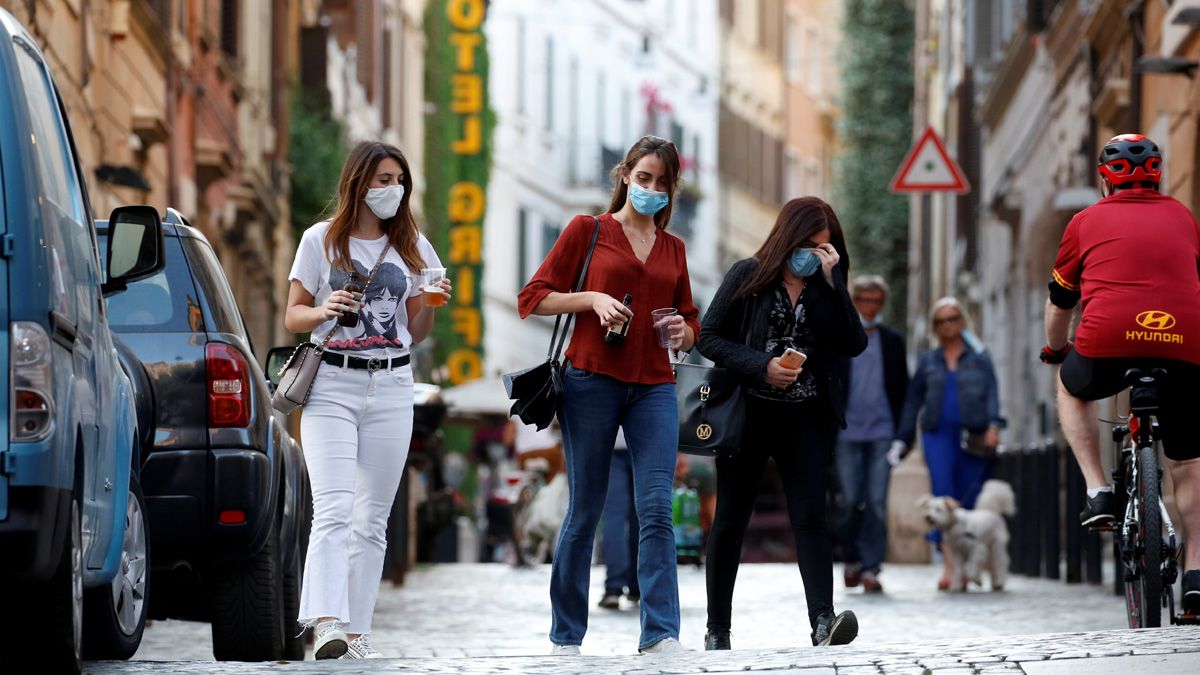 Mujeres con barbijo en el barrio Monti de Roma&nbsp;