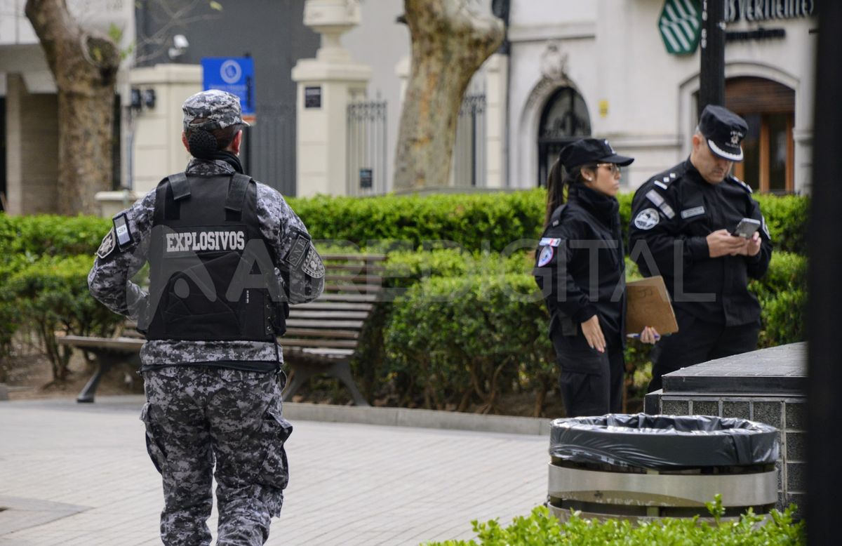 Según informó la policía, un llamado al 911 advirtió que un hombre dejó material explosivo en la Bolsa de Comercio de Rosario y en el Aeropuerto Internacional Fisherton. Según informó la policía, un llamado al 911 advirtió que un hombre dejó material explosivo en la Bolsa de Comercio de Rosario y en el Aeropuerto Internacional Fisherton.