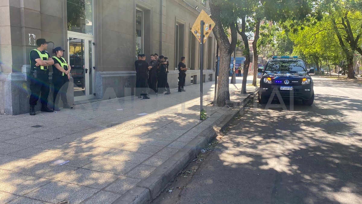 La policía llegó minutos antes de las 9.30 a las inmediaciones de Bulevar y Rivadavia, donde se concentrarán los santafesinos para ver el partido en pantalla Gigante en El Molino Fábrica Cultural.