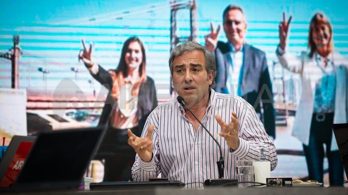 "Rodenas va a asumir como senadora. Tomó una actitud muy valiente que es pedir licencia", dijo el Cachi.