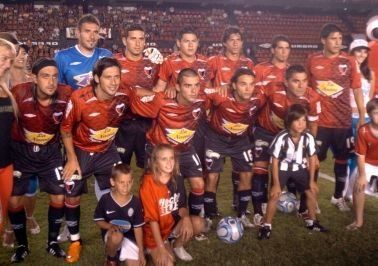 El equipo sabalero luca la camiseta con escamas para disputar un partido por la Copa Ciudad de Santa Fe.