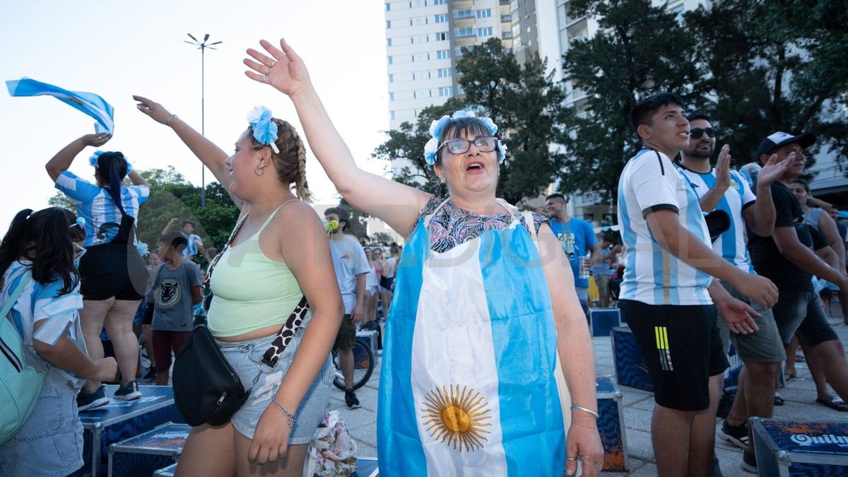 Una mujer festeja con su bandera de Argentina la victoria de la Selecci&oacute;n.