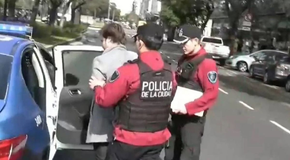 Un automovilista fue detenido y esposado por quejarse de un piquete: Estamos en el mundo del revés