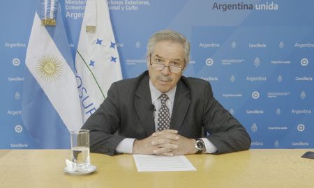 El canciller argentino, Felipe Solá, se reunió on el secretario general de la Organización de Naciones Unidas (ONU), António Guterres, a quien le solicitó interceda con el Reino Unido para retomar las conversaciones por Malvinas. El canciller argentino, Felipe Solá, se reunió on el secretario general de la Organización de Naciones Unidas (ONU), António Guterres, a quien le solicitó interceda con el Reino Unido para retomar las conversaciones por Malvinas.