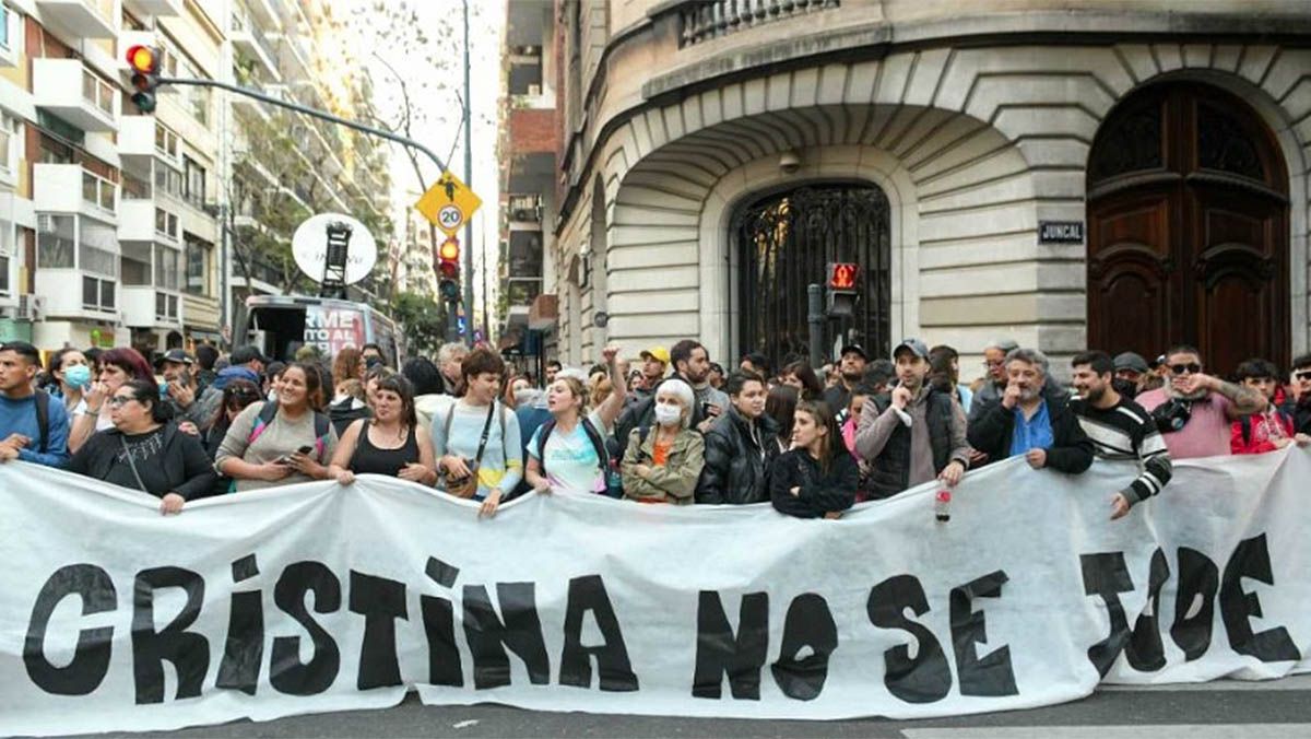 Ya comenzaron las manifestaciones de apoyo a la vicepresidenta.