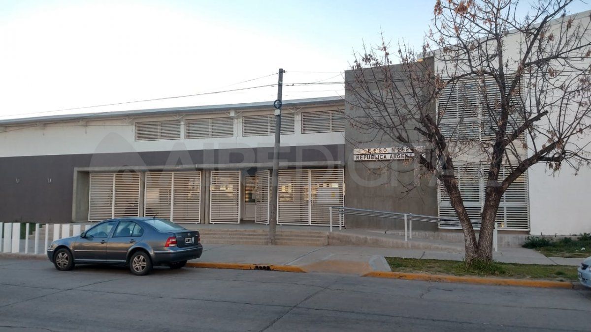 Escuela República Argentina: desde la Regional Cuarta aseguran que el conflicto es ajeno a la institución. El miércoles martes balearon a un joven -hermano de un alumno- en la puerta de la escuela