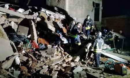 Siete dotaciones de Bomberos trabajan en el lugar donde ocurrió el desmoronamiento. Siete dotaciones de Bomberos trabajan en el lugar donde ocurrió el desmoronamiento.