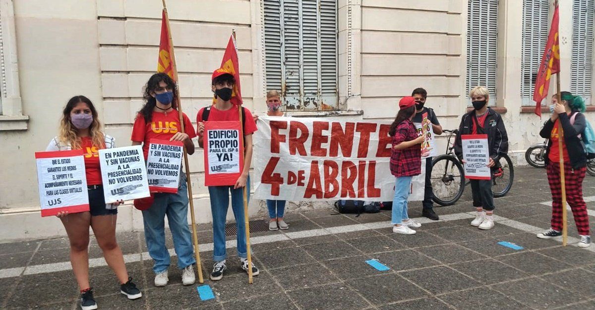 "Estamos frente al instituto en reclamo del edificio propio, una falsa promesa que tiene más de 15 años".