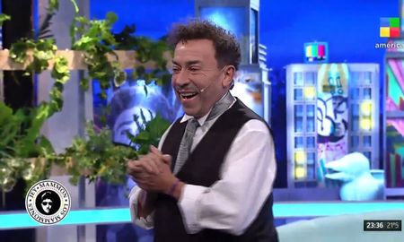 Aníbal Pachano se sometió al cuestionario y confesó que tuvo Tinder. Aníbal Pachano se sometió al cuestionario y confesó que tuvo Tinder.