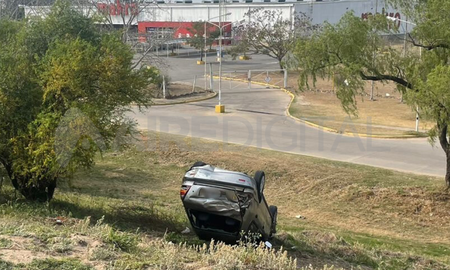 Un auto volcó durante la mañana del domingo en el ingreso a La Guardia. Un auto volcó durante la mañana del domingo en el ingreso a La Guardia.