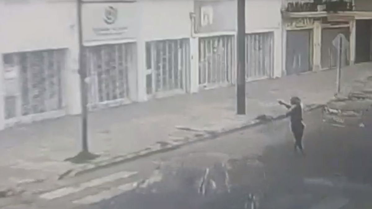 Una cámara captó&nbsp; cuando el delincuente gatilló contra la Defensoría.&nbsp;