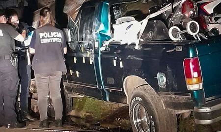 Según se indicó, como consecuencia de la agresión, el joven perdió el control de la camioneta y chocó contra un poste. Según se indicó, como consecuencia de la agresión, el joven perdió el control de la camioneta y chocó contra un poste.
