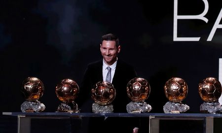 Lionel Messi posando con sus seis galardones al Balón de Oro. Lionel Messi posando con sus seis galardones al Balón de Oro.
