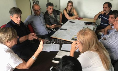 El equipo de emergencia del Municipio se reunió en la mañana de este lunes en el CIC de Facundo Zuviría. Estuvieron también el ministro de Salud, Carlos Parola, y el senador por La Capital, Marcos Castelló. El equipo de emergencia del Municipio se reunió en la mañana de este lunes en el CIC de Facundo Zuviría. Estuvieron también el ministro de Salud, Carlos Parola, y el senador por La Capital, Marcos Castelló.