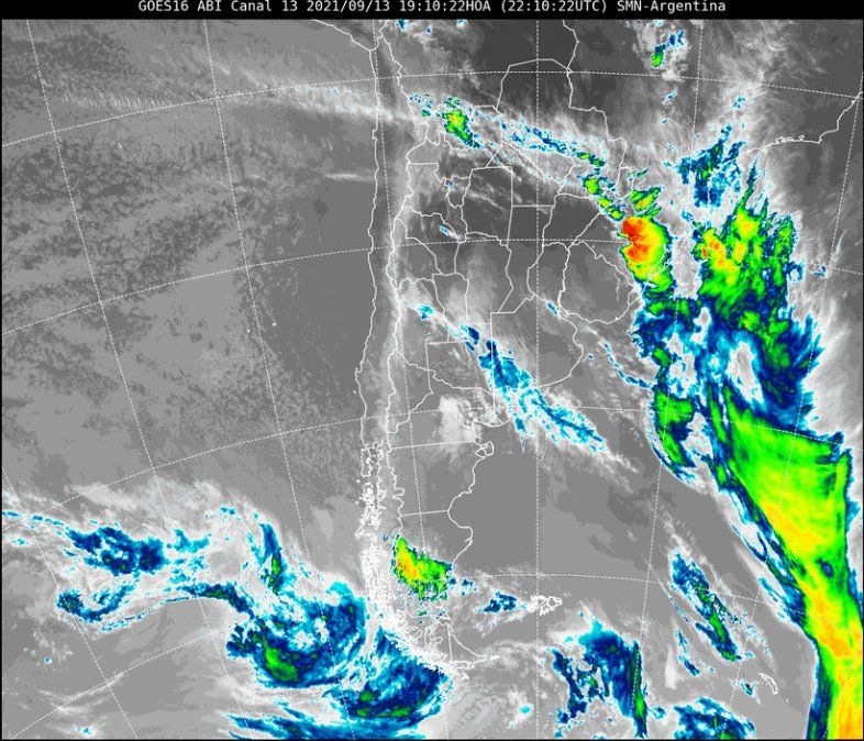 En la imagen satelital se observa poca nubosidad en la zona. Sin embargo, una franja de nubes se acerca desde el sudoeste, acompañando el viento en superficie.