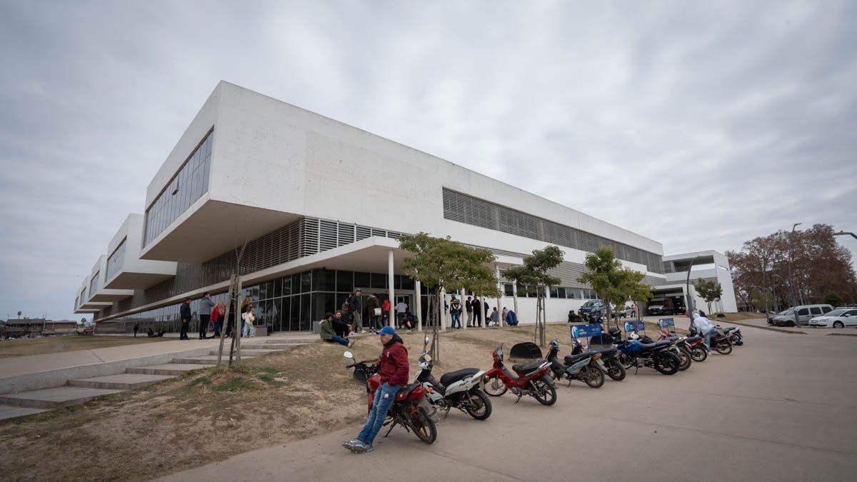 La mujer de 54 años que fue baleada en barrio Nueva Esperanza&nbsp;por su pareja policía atravesó una segunda intervención quirúrgica exitosa este domingo por la tarde.