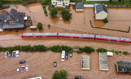 Un tren regional atrapado por las aguas en la estación de Kordel (Alemania). La canciller, Angela Merkel, de visita oficial en Washington, calificó de “catástrofe” lo ocurrido y dijo estar “en shock” al conocer el alcance de la tragedia. Un tren regional atrapado por las aguas en la estación de Kordel (Alemania). La canciller, Angela Merkel, de visita oficial en Washington, calificó de “catástrofe” lo ocurrido y dijo estar “en shock” al conocer el alcance de la tragedia.