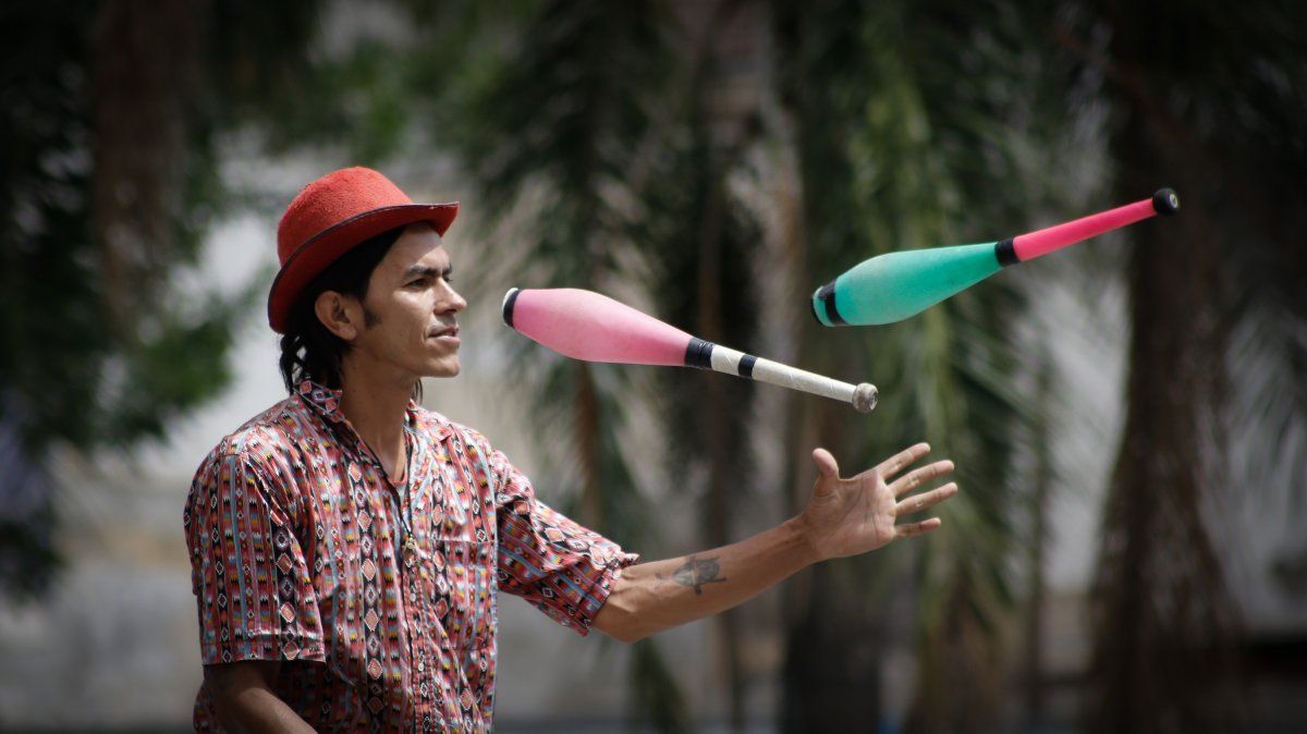Malabarear la calle: los artistas de las esquinas de Santa Fe