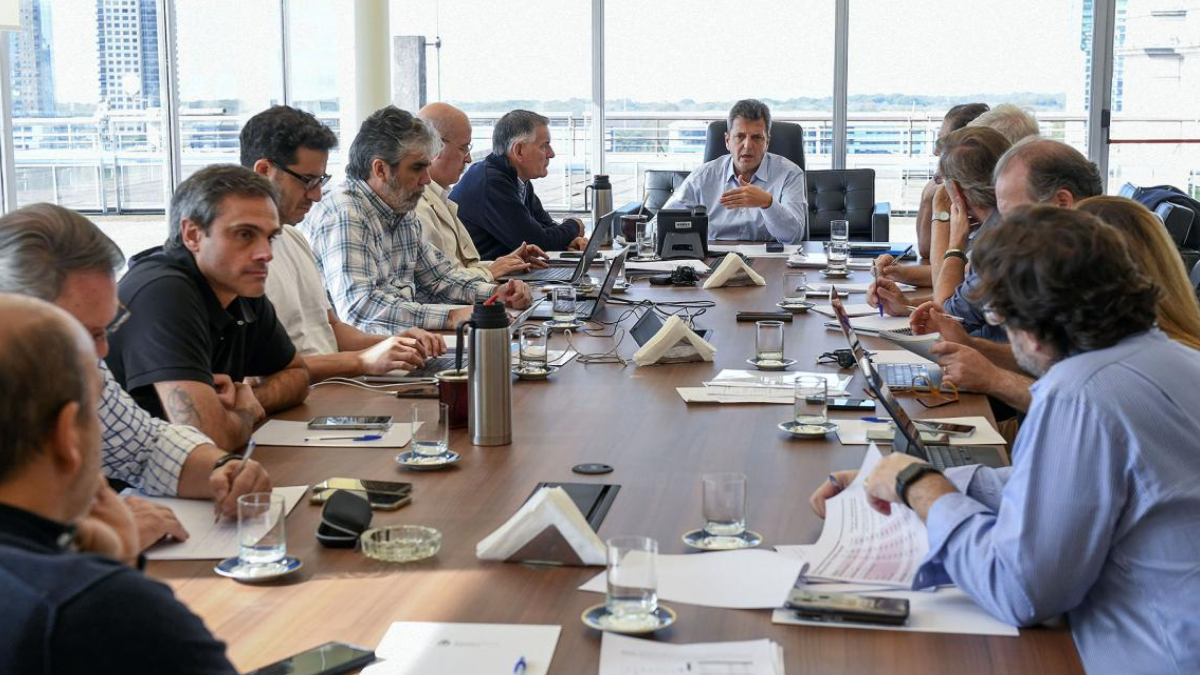 El Ministro encabeza el encuentro del que participan el viceministro de Economía, Gabriel Rubinstein; el presidente del Banco Central, Miguel Pesce, entre otros funcionarios vinculados a la cartera económica. 