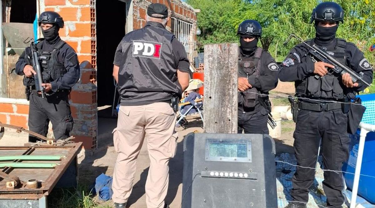 Los pesquisas de la PDI en uno de los domicilios allanados.&nbsp;