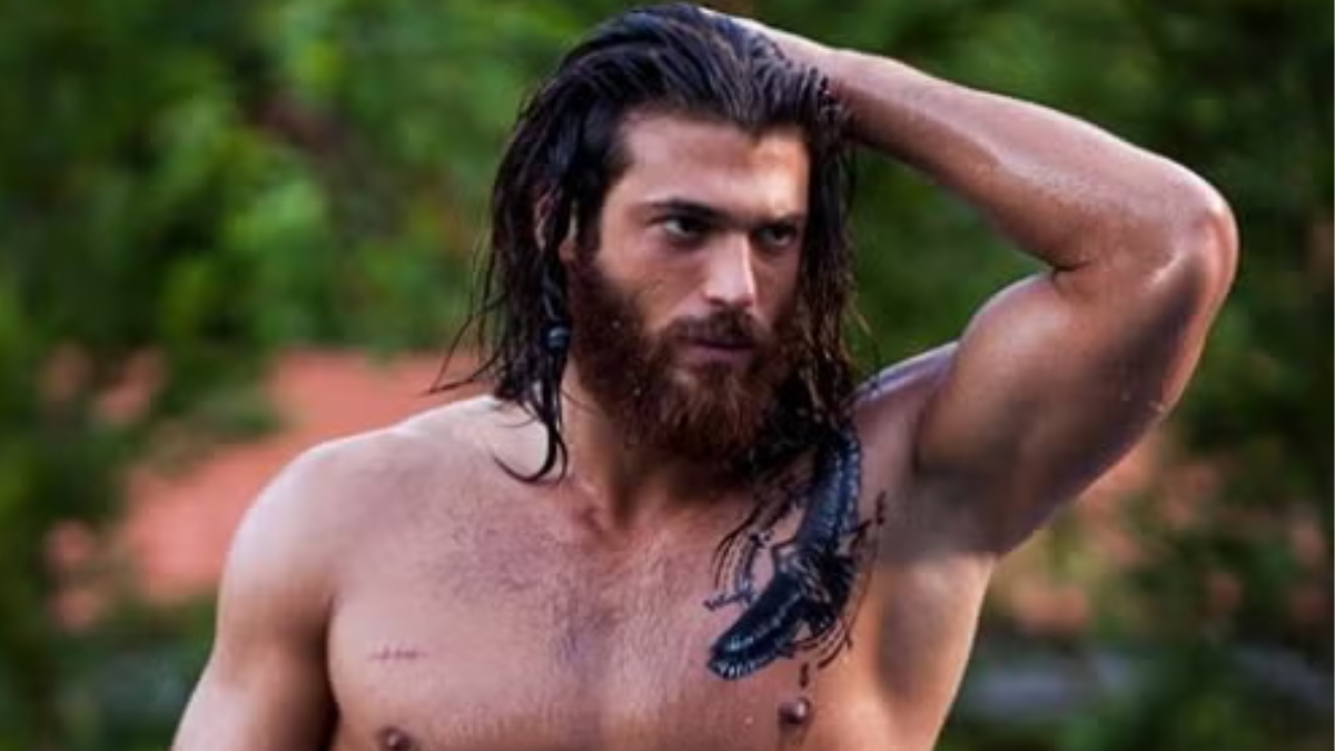 Can Yaman, el nuevo rostro de Sandokán. La serie, disponible en Netflix, busca modernizar el clásico de la aventura épica sin perder la esencia literaria.