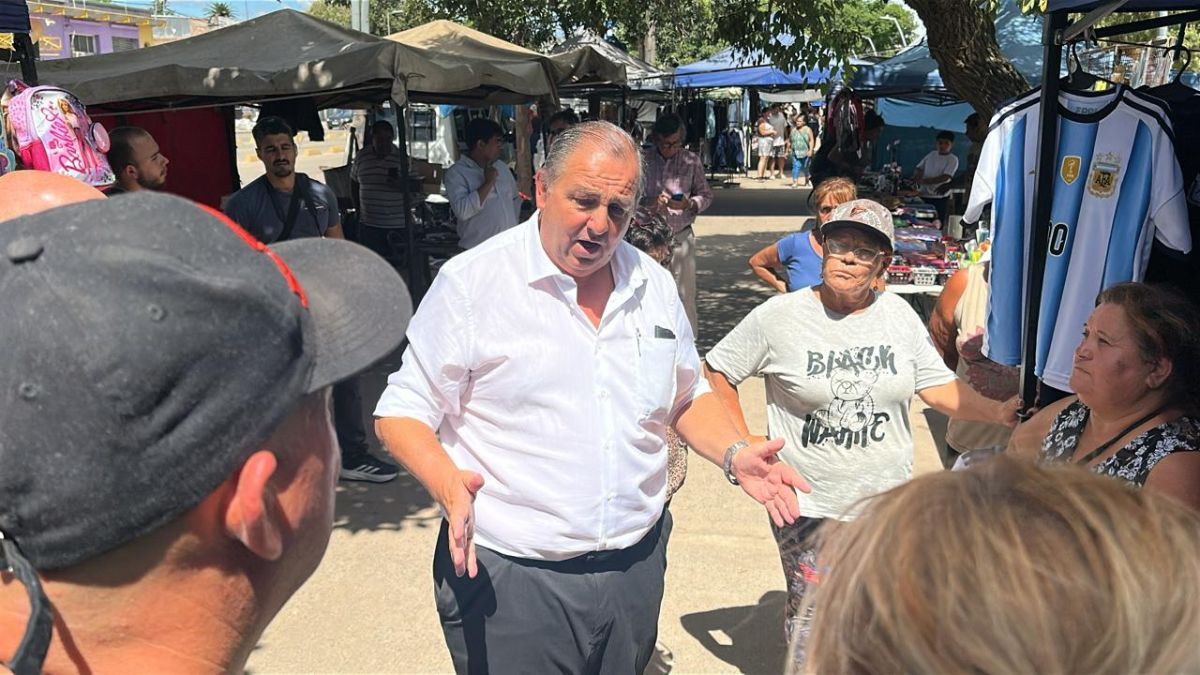El intendente Juan Pablo Poletti dialogó con los trabajadores de la feria frente al nuevo Iturraspe este jueves y explicó en que se basa el proyecto de reordenamiento.
