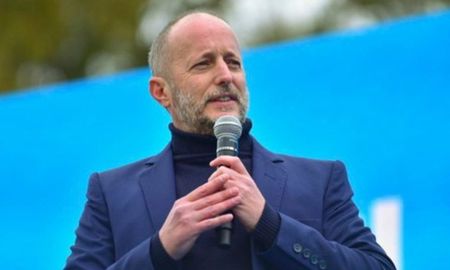 Tras el escándalo por su viaje a Europa, bajó su candidatura en Lomas de Zamora. Tras el escándalo por su viaje a Europa, bajó su candidatura en Lomas de Zamora.