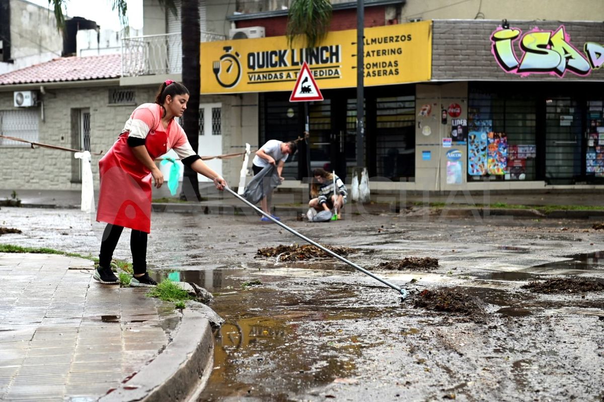 El agua provocó el anegamiento en varias calles de la ciudad de Santa Fe. El agua provocó el anegamiento en varias calles de la ciudad de Santa Fe.