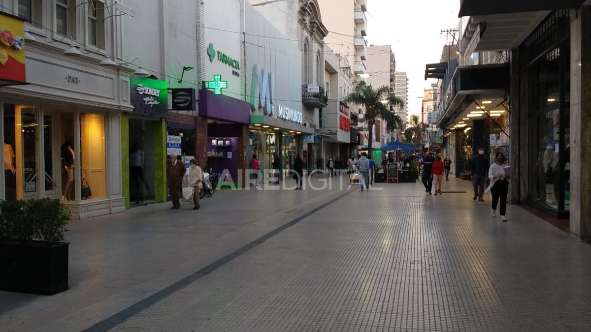 La peatonal santafesina registraba un intenso movimiento en donde muchos santafesinos se acercaron para realizar sus compras.