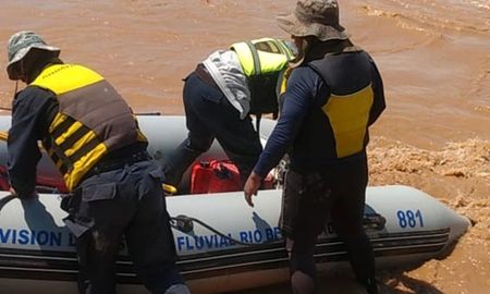 Un hombre fue hallado muerto durante la búsqueda de sobrevivientes iniciada ayer en el caudaloso río Bermejo luego de que una barcaza en la que viajaban unas 20 personas se averiara Un hombre fue hallado muerto durante la búsqueda de sobrevivientes iniciada ayer en el caudaloso río Bermejo luego de que una barcaza en la que viajaban unas 20 personas se averiara