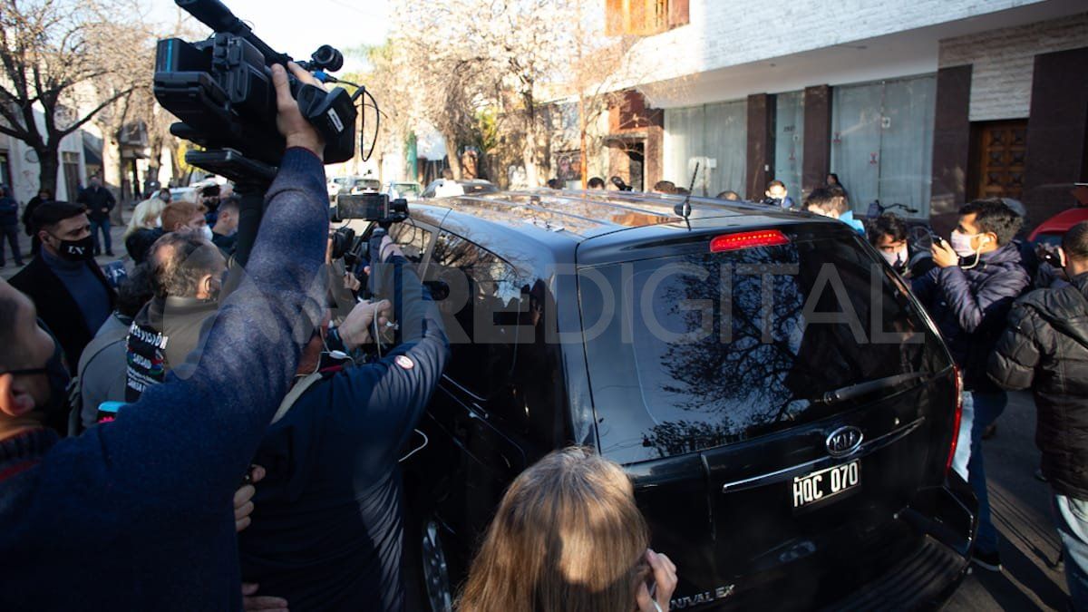 Medios de comunicación de todo el país siguieron el velorio y traslado de Carlos Reutemann a su descanso definitivo.