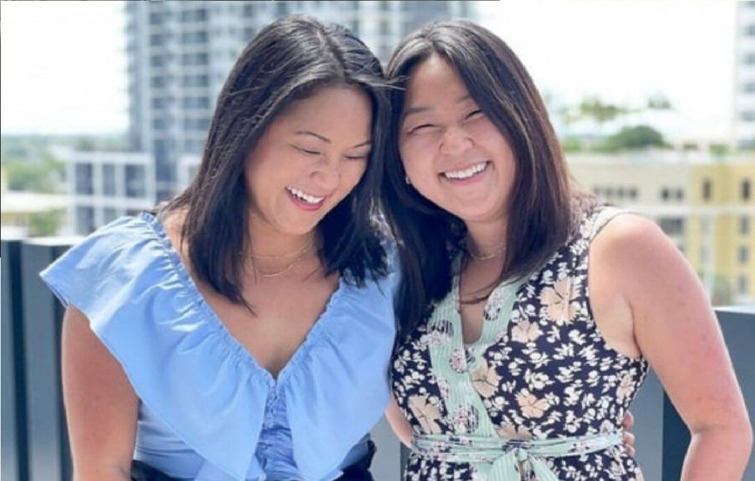 Dos gemelas separadas al nacer en Corea del Sur y adoptadas por diferentes familias de EE.UU. se reúnen 36 años después