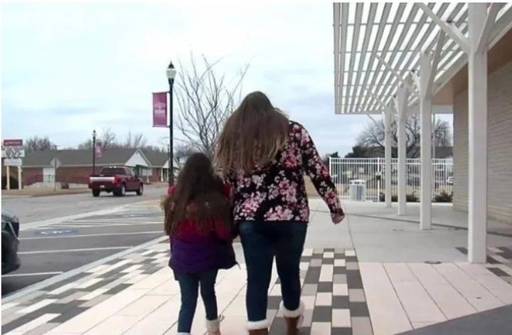 Chloe con su mamá yéndose del colegio.5 de 6