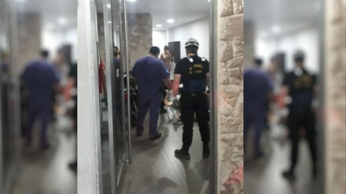 Los heridos quedaron atrapados en el interior del ascensor y fueron rescatados por bomberos. El accidente se produjo en un edificio ubicado en San Nicolás 1.200