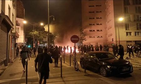Los disturbiossacudieron las ciudades de toda Francia en la cuarta jornada de protestas por la muerte de un adolescente de 17 años a manos de la policía. Los disturbiossacudieron las ciudades de toda Francia en la cuarta jornada de protestas por la muerte de un adolescente de 17 años a manos de la policía.