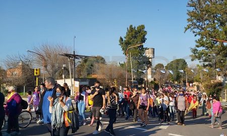 El viernes, más de 300 vecinos de Rincón se concentraron en la plaza principal para repudiar los hechos de abuso infantil que se conocieron en los últimos días. El viernes, más de 300 vecinos de Rincón se concentraron en la plaza principal para repudiar los hechos de abuso infantil que se conocieron en los últimos días.