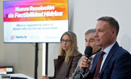 El ministro de Obras Públicas de Santa Fe, Lisandro Enrico, presentó la nueva regulación para factibilidades hídricas junto con representantes del sector privado y colegios profesionales. El ministro de Obras Públicas de Santa Fe, Lisandro Enrico, presentó la nueva regulación para factibilidades hídricas junto con representantes del sector privado y colegios profesionales.