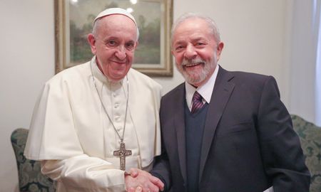 El pontífice y Lula se reunieron durante casi una hora en la residencia papal de Casa Santa Marta, en lo que fue el primer encuentro entre ambos. El pontífice y Lula se reunieron durante casi una hora en la residencia papal de Casa Santa Marta, en lo que fue el primer encuentro entre ambos.