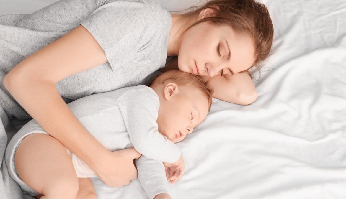 Las madres que duermen con sus bebes tiene más probabilidades de Las madres que duermen con sus bebes tiene más probabilidades de