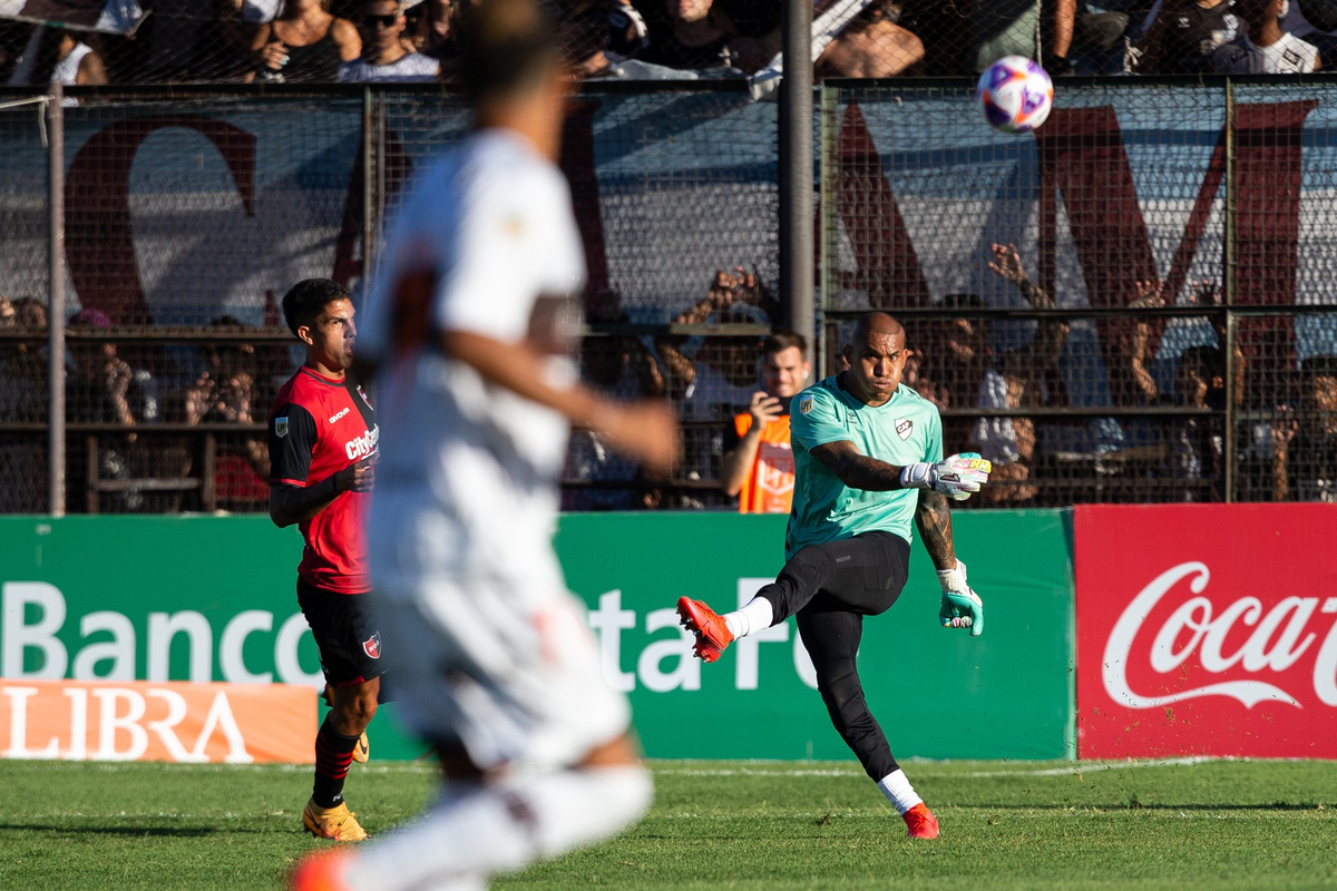 Ignacio Arce cuando era arquero de Platense en un partido ante Newell's.