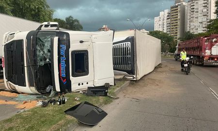 El conductor fue trasladado al Hospital Cullen. El conductor fue trasladado al Hospital Cullen.